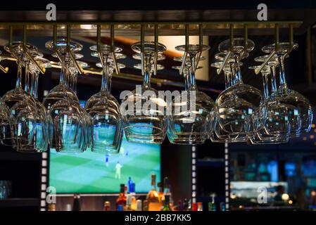 RIGA, LETTLAND. April 2019. Leere Weingläser im Pub. Stockfoto