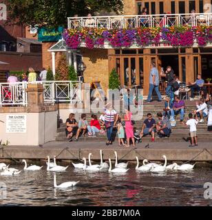 Menschen, die einen angenehmen Nachmittag mit Sonne genießen und im Gazego schwanken, einem Café entlang des Riverside Abschnitts von Kingston upon Thames, England. Stockfoto