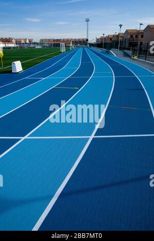 Laufbahnen im Freien in einem Wohngebiet Stockfoto