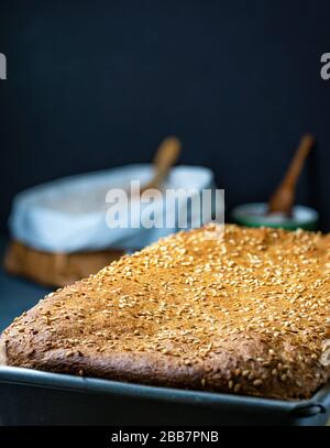Vollweizenbrot ruht nach dem Backen. Stockfoto