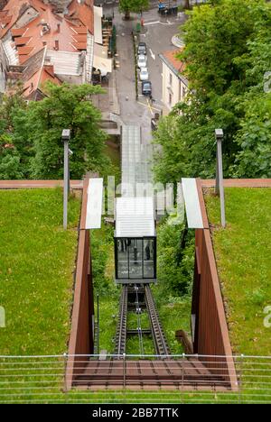 Die Standseilbahn nähert sich der Burg von Ljubljana in Slowenien Stockfoto
