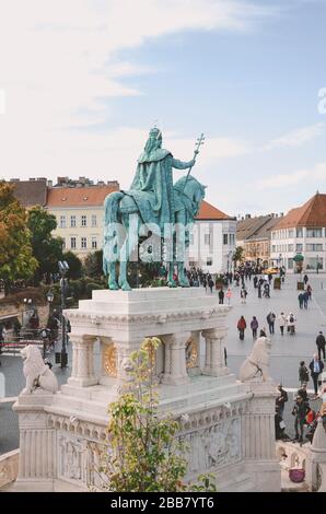 Budapest, Ungarn - 6. November 2019: St. Stephen Reiterstandbild von hinten. Touristen, die auf dem Platz an der Fischerbastion in der ungarischen Hauptstadt besichtigen. Vertikales Foto. Stockfoto