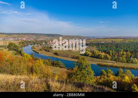 Blick über das idyllische Maintal, die Weinberge, die Mainschleife bei der Stadt Volkach, Landkreis Fahr im Herbst mit bunten Blättern bei Sonnenschein, Stockfoto