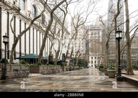 Bryant Park ist aufgrund der COVID-19-Pandemie, März 2020, New York City, USA, verlassen Stockfoto