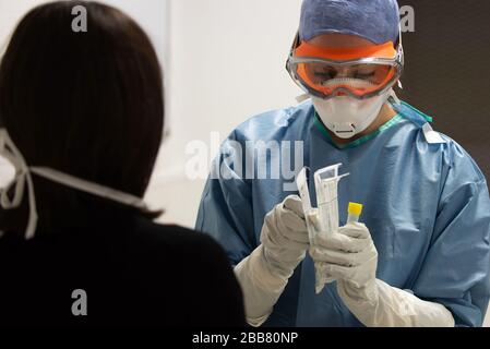 Medizinisches Personal in Barcelona, Spanien, testet und behandelt Patienten, die an COVID-19 leiden. Alle Mitarbeiter verwenden eine geeignete persönliche Schutzausrüstung (PSA). (FOTO: Krankenhaus - Barcelona) Stockfoto