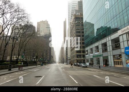 Eine nebelige Sixth Avenue in Midtown Manhattan ist aufgrund der COVID-19-Pandemie, März 2020, New York City, USA, fast menschenleer Stockfoto