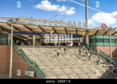 LONDON, ENGLAND - JULI 2018: Außenansicht der Londoner U-Bahn-Station Wembley im Norden Londons. Stockfoto