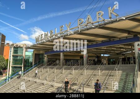 LONDON, ENGLAND - JULI 2018: Außenansicht der Londoner U-Bahn-Station Wembley im Norden Londons. Stockfoto