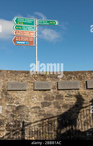 Zweisprachige oder zweisprachige Straßenschilder auf Englisch und Gälisch für den Ring of Kerry und den Wild Atlantic Way in der Nähe von Killorglin, County Kerry, Irland Stockfoto