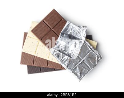 Eingewickelter Schokoladenriegel in Aluminiumfolie isoliert auf weißem Hintergrund. Weiße, Milch- und dunkle Schokoladenriegel. Stockfoto
