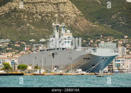 Toulon, Frankreich - September 2011: Landschaftsansicht eines Flugzeugträgers der französischen Marine im Hafen von Toulon Stockfoto