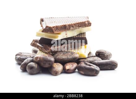 Zerbrochenes Weiß, Milch und dunkle Schokoladenriegel mit Kakaobohnen isoliert in weißem Hintergrund. Stockfoto
