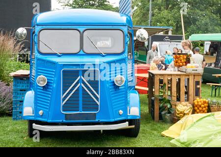 Blue Food Truck mit Orangen, Bananen und Fruchtsaft während der Veranstaltung "Hjoed Yn IT Park" in Franeker. Stockfoto