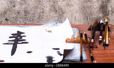 Nahaufnahme der traditionellen chinesischen Schreibbürste auf Holz. Chinesische Kalligraphie Bürsten Reguläre Schrift Mehrere Haare Kalligraphie Bürste Chinesische Schreibschmerzen Stockfoto