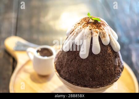 Patbingsu Chocolate Bingsu süße Desserts gefrorene Desserts ein beliebter koreanischer Eisdessert mit süßen Belägen Choko-bingsu (Schokoladenbingsu) Stockfoto