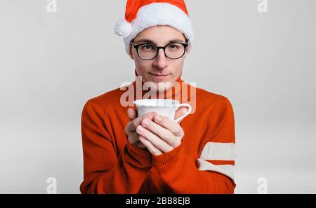 Mann mit weihnachtshut mit Winterschläfrige Stockfoto