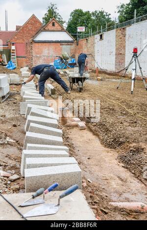 BUCKINGHAM, Großbritannien - 22. September 2016. Breeze blockt und Fundamente auf einer Baustelle, Umbau und Umbau von Nebengebäuden in einem britischen Haus Stockfoto