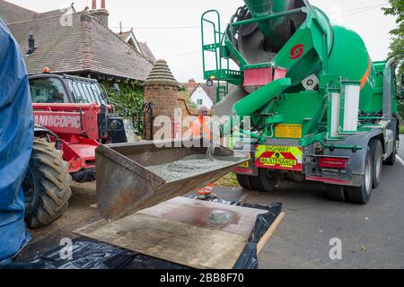 BUCKINGHAM, Großbritannien - 27. September 2016. Zementlastwagen, der Zement vor einem Haus in Buckinghamshire UK gießt Stockfoto