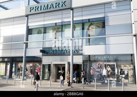 MILTON KEYNES, GROSSBRITANNIEN - 12. FEBRUAR 2020. Außenansicht eines großen Primark-Geschäfts und Käufer im MK1-Einzelhandelspark in Milton Keynes Stockfoto