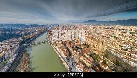 Luftpanorama von Florenz bei Sonnenaufgang, Firenze, Toskana, Italien, Kathedrale, Fluss, Dronenblick, Berge im Hintergrund Stockfoto