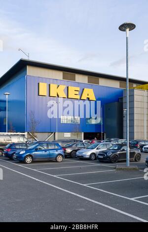 MILTON KEYNES, GROSSBRITANNIEN - 12. FEBRUAR 2020. IKEA-Geschäft mit Parkplätzen und Autos in Milton Keynes Stockfoto