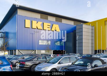 MILTON KEYNES, GROSSBRITANNIEN - 12. FEBRUAR 2020. IKEA Schild an der Außenseite eines Ikea Ladens in Milton Keynes Stockfoto