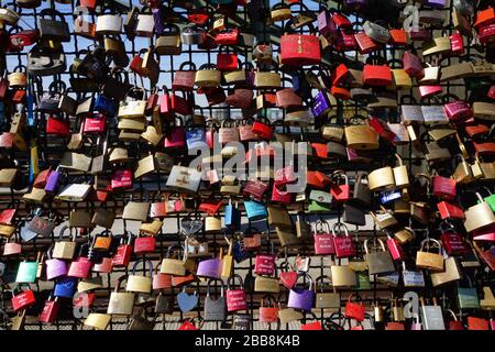 Liebessclöser auf der Hohenzollernbrücke, Köln, Nordrhein-Westfalen, Deutschland Stockfoto