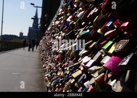 Liebessclöser auf der Hohenzollernbrücke, Köln, Nordrhein-Westfalen, Deutschland Stockfoto