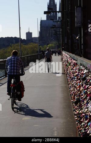 Liebessclöser auf der Hohenzollernbrücke, Köln, Nordrhein-Westfalen, Deutschland Stockfoto