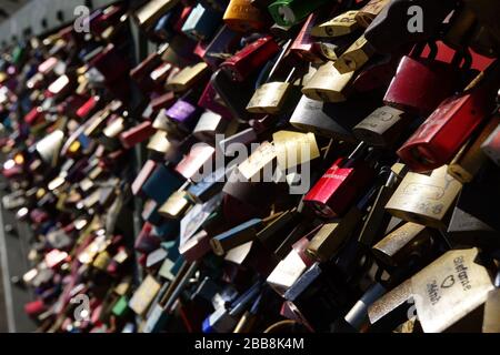 Liebessclöser auf der Hohenzollernbrücke, Köln, Nordrhein-Westfalen, Deutschland Stockfoto