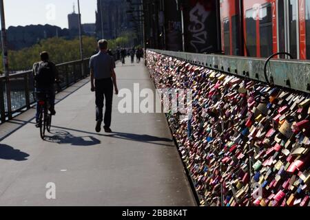 Liebessclöser auf der Hohenzollernbrücke, Köln, Nordrhein-Westfalen, Deutschland Stockfoto