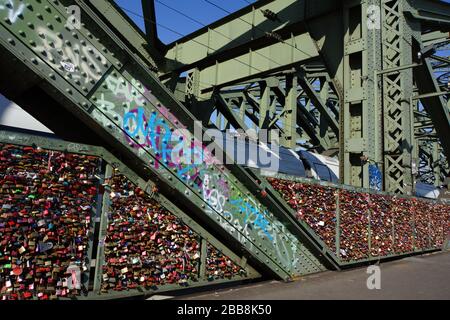 Liebessclöser auf der Hohenzollernbrücke, Köln, Nordrhein-Westfalen, Deutschland Stockfoto