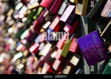 Liebessclöser auf der Hohenzollernbrücke, Köln, Nordrhein-Westfalen, Deutschland Stockfoto