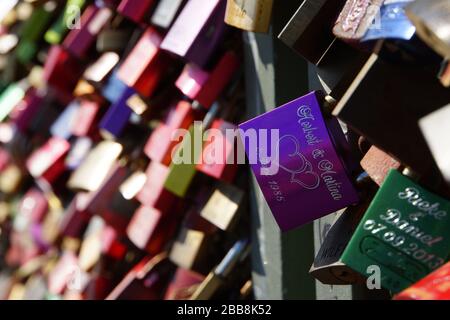 Liebessclöser auf der Hohenzollernbrücke, Köln, Nordrhein-Westfalen, Deutschland Stockfoto