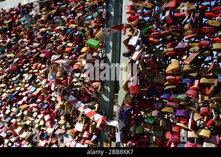 Liebessclöser auf der Hohenzollernbrücke, Köln, Nordrhein-Westfalen, Deutschland Stockfoto