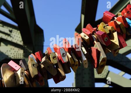 Liebessclöser auf der Hohenzollernbrücke, Köln, Nordrhein-Westfalen, Deutschland Stockfoto