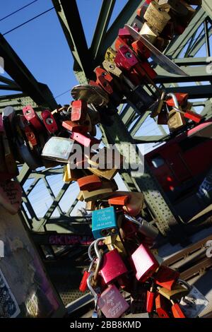 Liebessclöser auf der Hohenzollernbrücke, Köln, Nordrhein-Westfalen, Deutschland Stockfoto