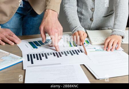 Homeschooling. Vater hilft Tochter bei ihren Hausaufgaben. Lernkonzept. Kommunikationskonzept. Stockfoto