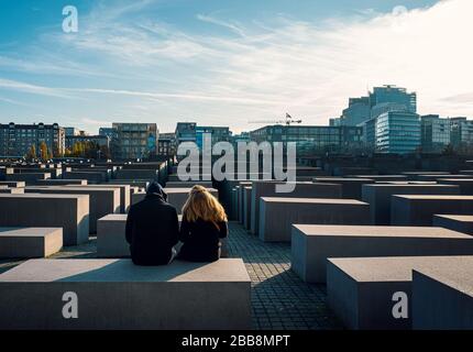 Berlin, die Holocaust-Gedenkstätte mit ihren 2700 Stelen am potsdamer platz Stockfoto