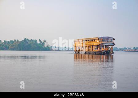 Alleppey, Kerala, Indien - 30. März 2018: Backwaters Hausboot auf ruhigem Wasser treibend. Morgens mit wenigen Leuten auf dem Boot eingenommen. Stockfoto