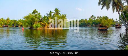 Alleppey, Kerala, Indien - 30. März 2018: Panoramaaussicht auf einen Hinterwasserkanal mit zwei am Morgen eingenommenen Booten. Stockfoto
