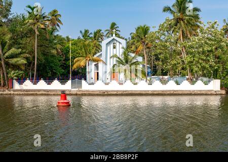 Kerala, Indien - 31. März 2018: Weiße und blaue moderne Kirche auf den Rückwässern. An einem sonnigen Frühlingnachmittag ohne Menschen. Stockfoto