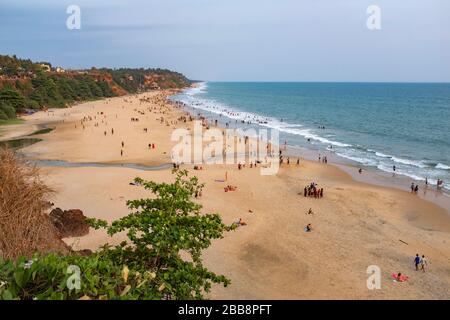 Varkala, Kerala, Indien - 1. April 2018: Varkala Strand bei Sonnenuntergang. An einem sonnigen Frühling am späten Nachmittag mit ziemlich vielen Menschen eingenommen. Stockfoto