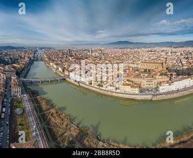 Luftpanorama von Florenz bei Sonnenaufgang, Firenze, Toskana, Italien, Kathedrale, Fluss, Dronenblick, Berge im Hintergrund Stockfoto