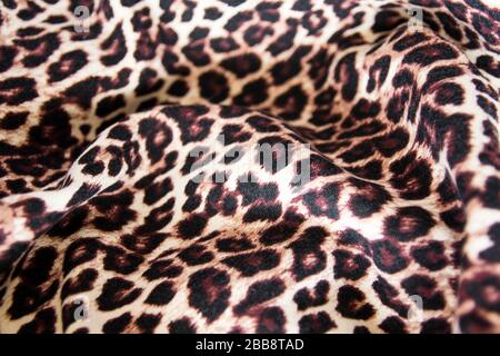 Strickkleidung aus Leopardenhaut. Tiger-Muster. Textil Stoff Hintergrund. Stockfoto