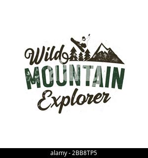 WildMountain Explorer-Abzeichen mit Snowboarder, Bergen und Bäumen. Schön für Outdoor-Fans Geschenk, für T-Shirt, Becher, Poster, anderen Druck. Bestand Stockfoto