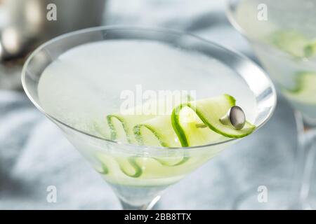 Hausgemachter japanischer Sake Gurken-Martini-Cocktail mit Vodka Stockfoto