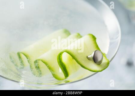 Hausgemachter japanischer Sake Gurken-Martini-Cocktail mit Vodka Stockfoto