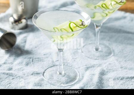 Hausgemachter japanischer Sake Gurken-Martini-Cocktail mit Vodka Stockfoto