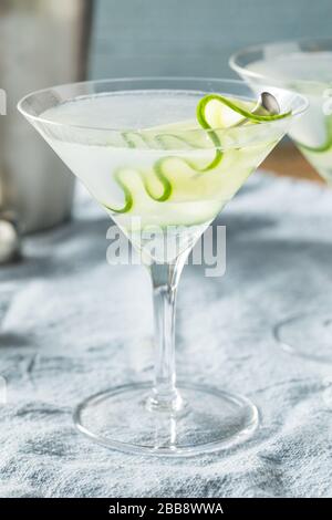 Hausgemachter japanischer Sake Gurken-Martini-Cocktail mit Vodka Stockfoto